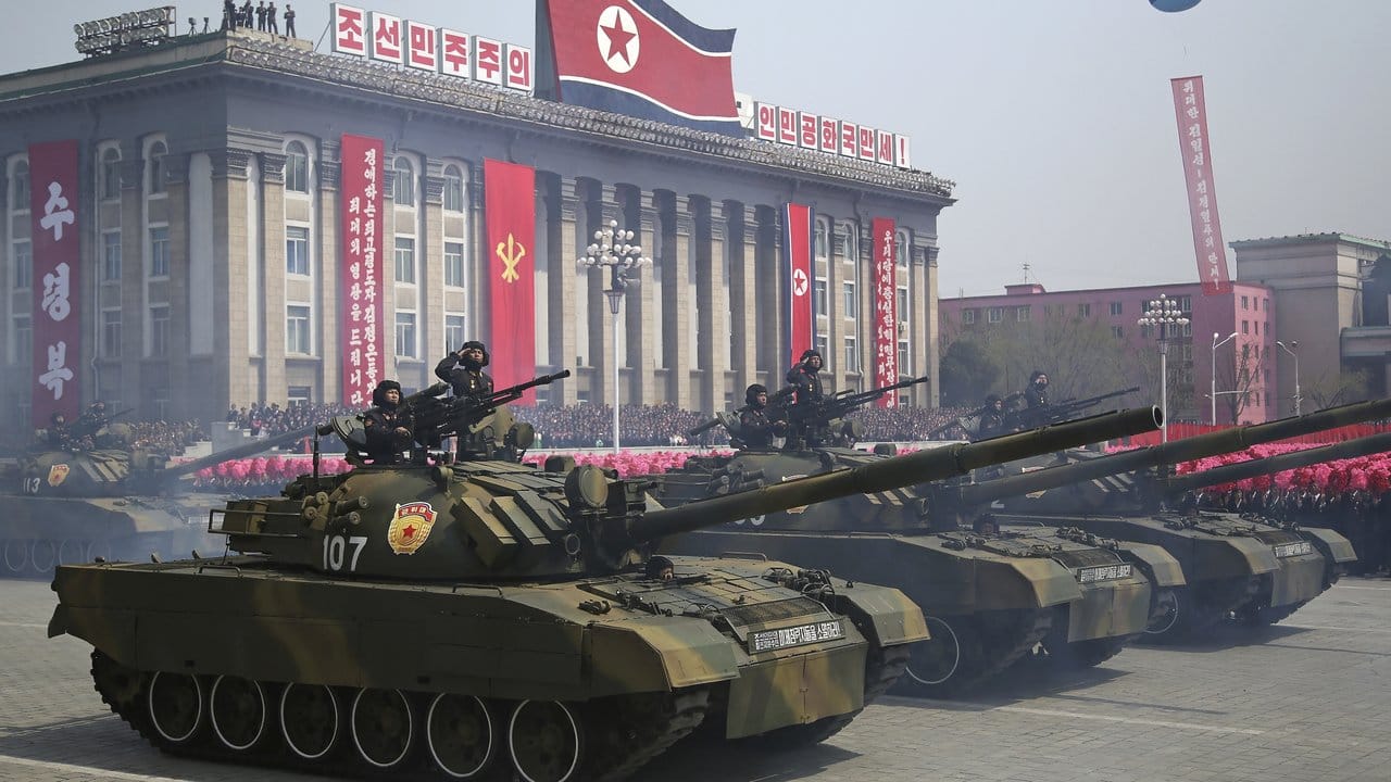 Nordkorea strebt trotz internationaler Ächtung den Bau von Atomwaffen mit großer Reichweite an. Nordkorea strebt trotz internationaler Ächtung den Bau von Atomwaffen mit großer Reichweite an.