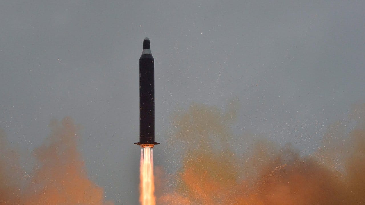 Raketenstart in Nordkorea: Die Mittelstreckenrakete Hwasong-10 steigt auf. Raketenstart in Nordkorea: Die Mittelstreckenrakete Hwasong-10 steigt auf.