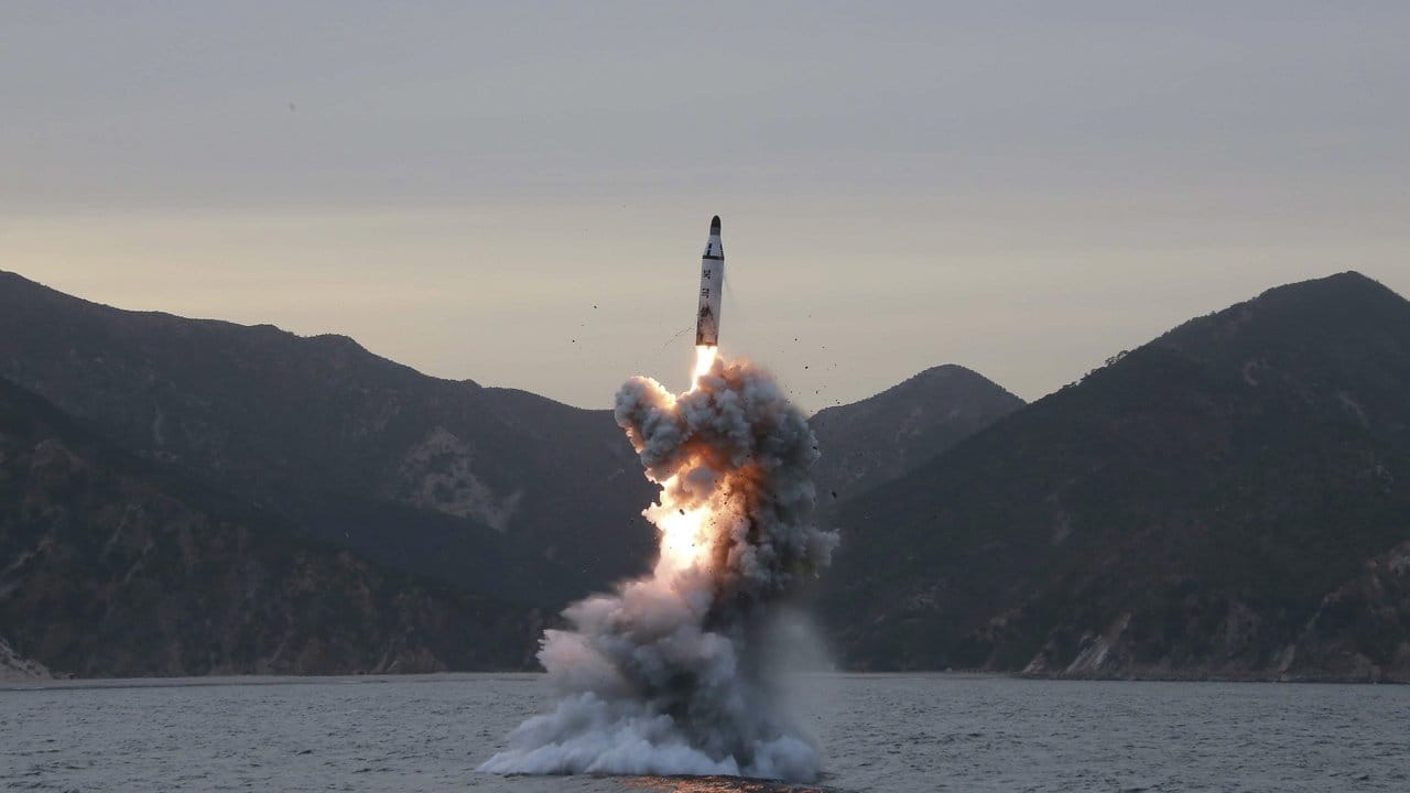Nordkorea testet auch Raketen, die von U-Booten aus starten können. Nordkorea testet auch Raketen, die von U-Booten aus starten können.