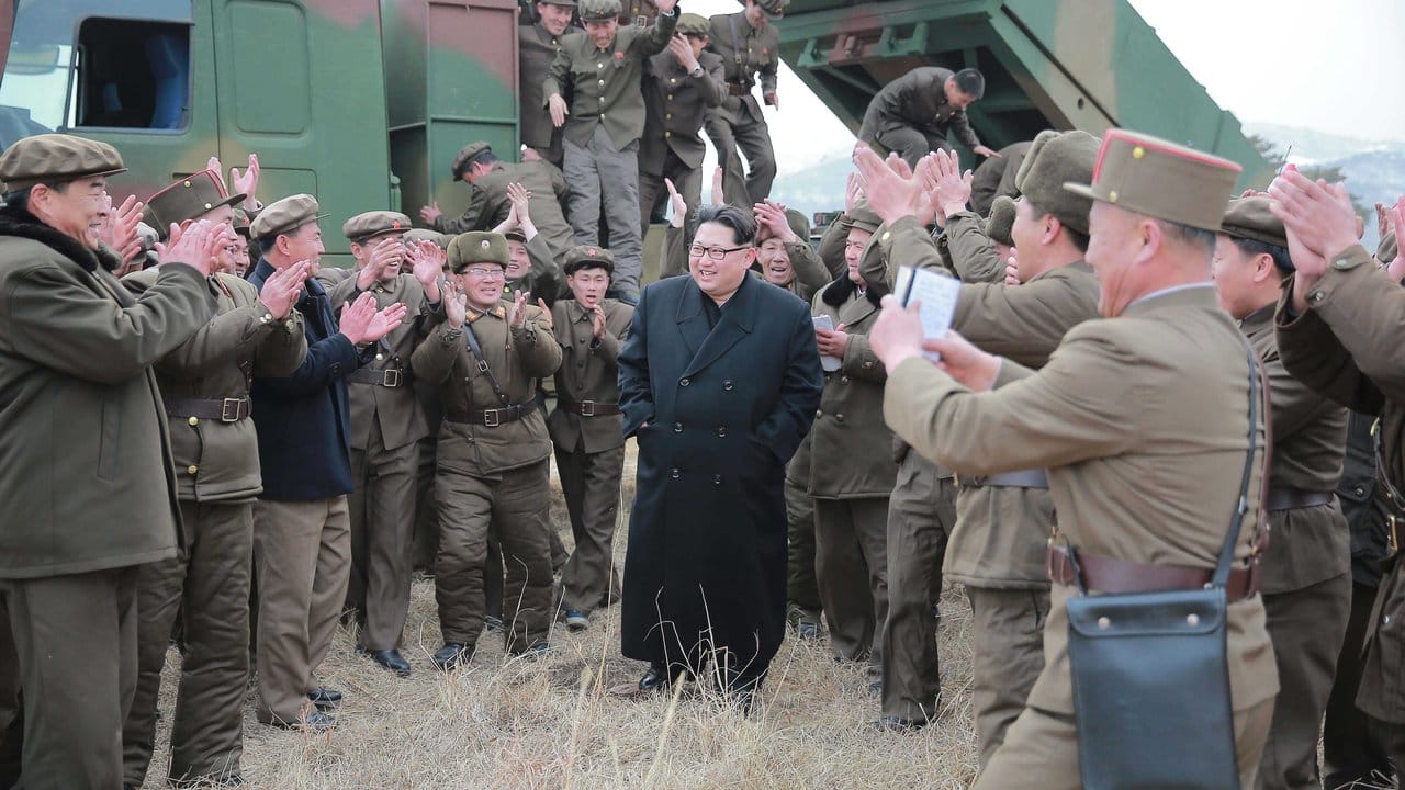 Wenn ein Krieg ausbreche, solle "ein tödlicher Schlag auf die südkoreanischen Streitkräfte ausgeführt werden", wurde Nordkoreas Diktator Kim Jong Un zitiert. Wenn ein Krieg ausbreche, solle "ein tödlicher Schlag auf die südkoreanischen Streitkräfte ausgeführt werden", wurde Nordkoreas Diktator Kim Jong Un zitiert.