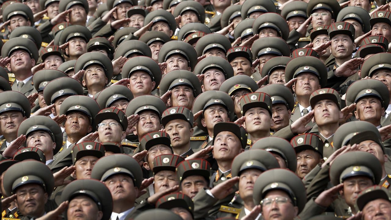 Nordkoreanische Soldaten marschieren bei einer Militärparade in Pjöngjang zu Ehren des 105. Nordkoreanische Soldaten marschieren bei einer Militärparade in Pjöngjang zu Ehren des 105.