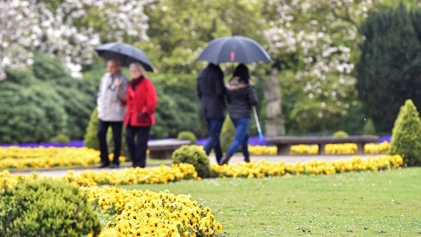 Der Regenschirm wird auch in den kommenden Tagen für Spaziergänge benötigt.