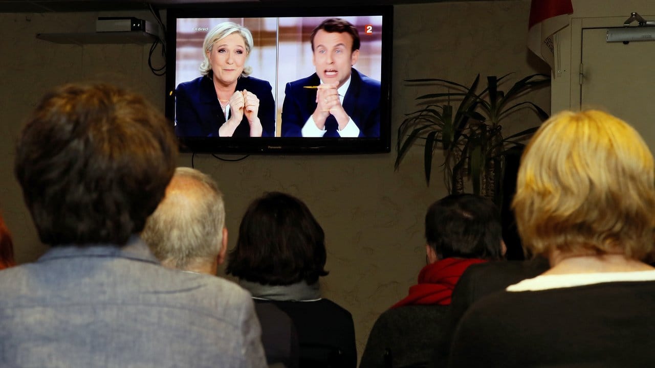 Marine Le Pen und ihr Gegner Emmanuel Macron während der Live-TV-Debatte. Marine Le Pen und ihr Gegner Emmanuel Macron während der Live-TV-Debatte.