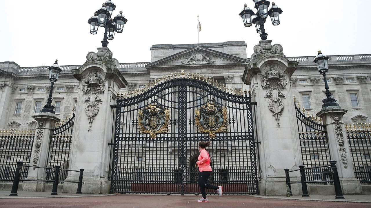 Der Buckingham-Palast hatte seine Mitarbeiter zu einem dringenden Treffen zusammengerufen.