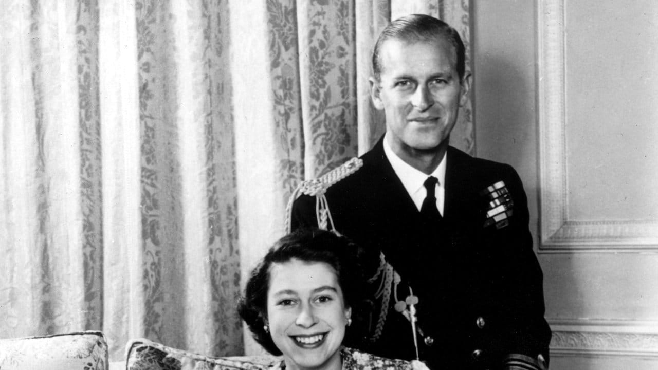 Lächelnd posiert die damalige Prinzessin Elizabeth Anfang 1951 mit ihrem Mann Philip, Herzog von Edinburgh, in ihrem Londoner Wohnsitz Clarence House.