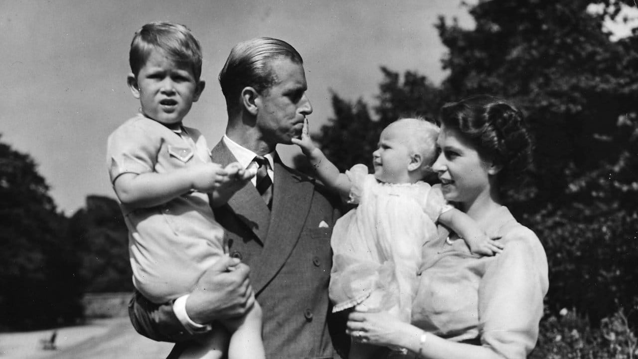 Familienfoto: Prinzessin Elizabeth, Prinz Philip, Prinz Charles und Prinzessin Anne, auf dem Anwesen des Clarence House in London.