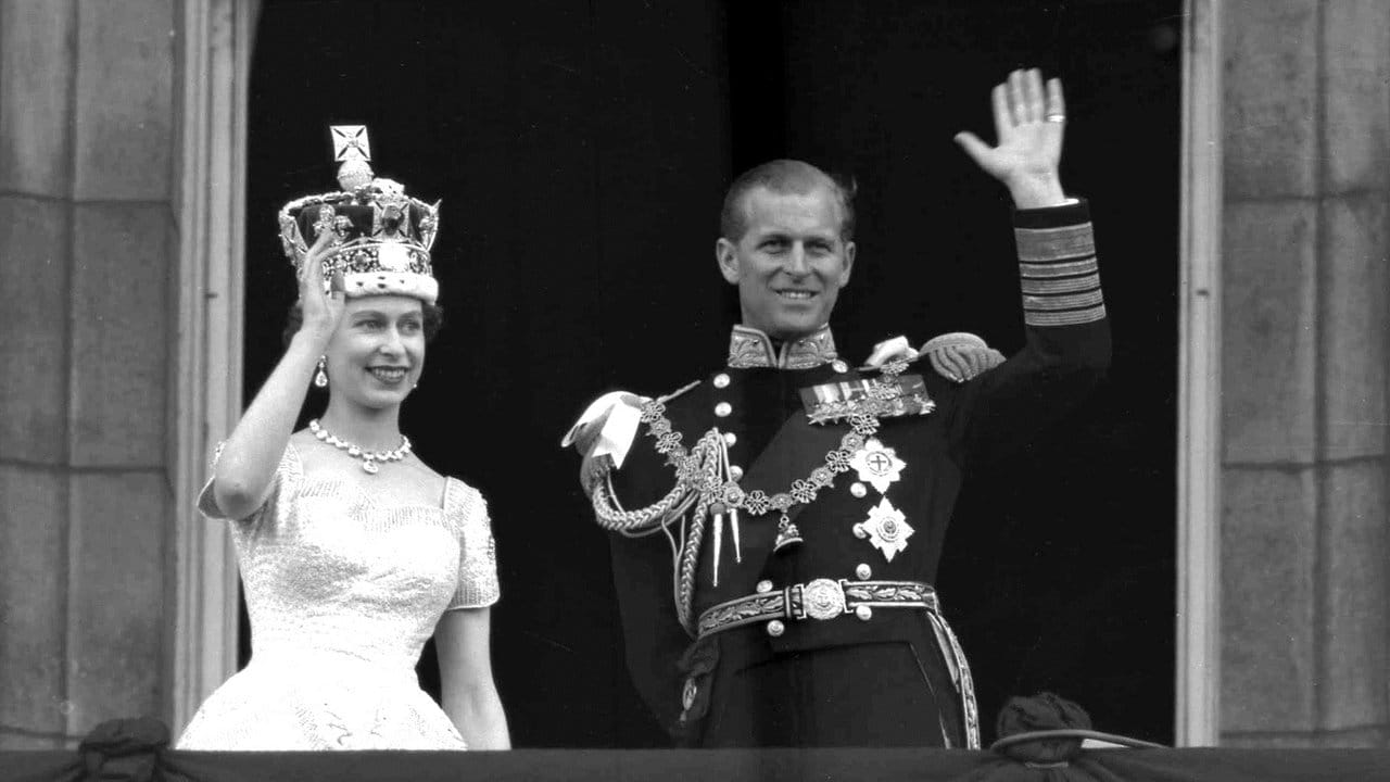 Hochzeitsfoto: Elizabeth II und Prinz Philip winken vom Balkon des Buckingham-Palastes in die Menge.