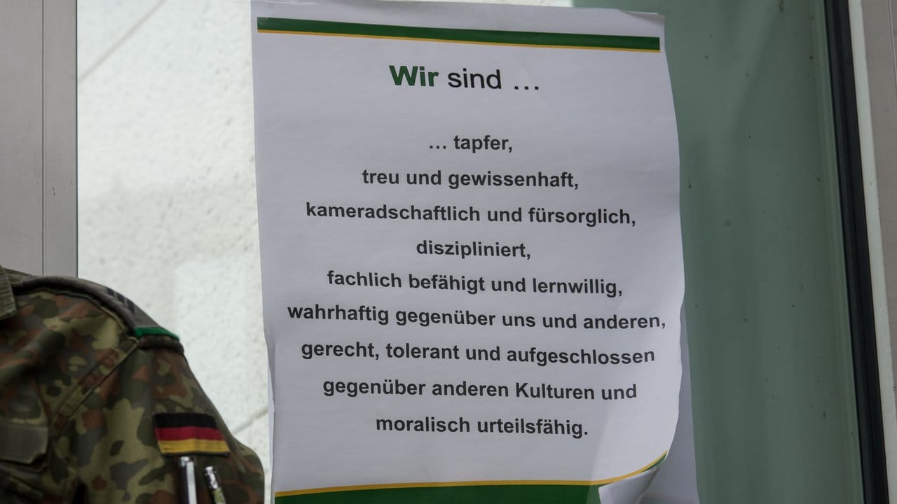 Selbstverpflichtung: Vor dem Gebäude des Jägerbataillons 291 der Bundeswehr in Illkirch erklärt ein Plakat die Tugenden der Soldaten. Selbstverpflichtung: Vor dem Gebäude des Jägerbataillons 291 der Bundeswehr in Illkirch erklärt ein Plakat die Tugenden der Soldaten.