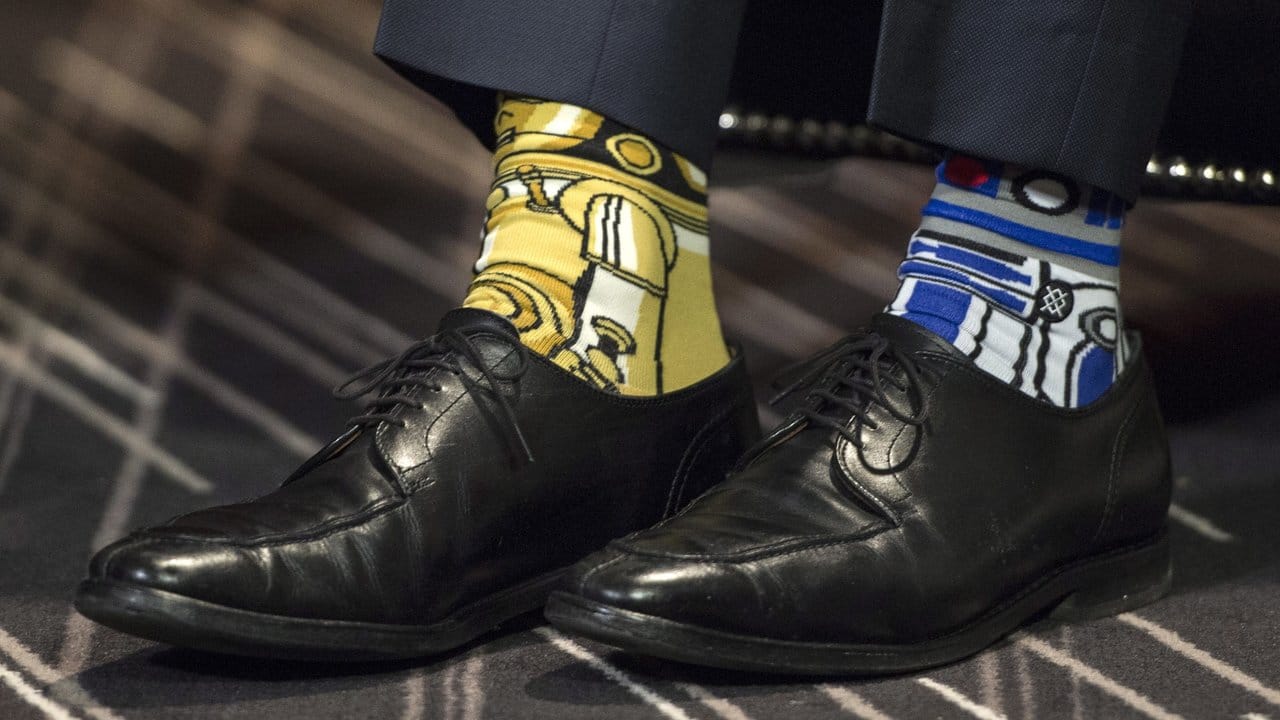 Justin Trudeau hat "R2-D2" and "C-3PO" am Fuß. Justin Trudeau hat "R2-D2" and "C-3PO" am Fuß.