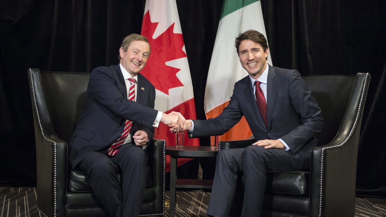 Kanadas Premierminister Justin Trudeau trägt bei einem Treffen mit seinem irischen Amtskollegen Enda Kenny Star-Wars-Socken. Kanadas Premierminister Justin Trudeau trägt bei einem Treffen mit seinem irischen Amtskollegen Enda Kenny Star-Wars-Socken.