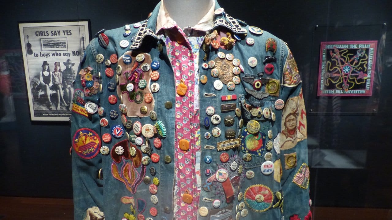 Die Button-Kultur der Hippies erlebte später ausgerechnet bei den Punks eine Renaissance.