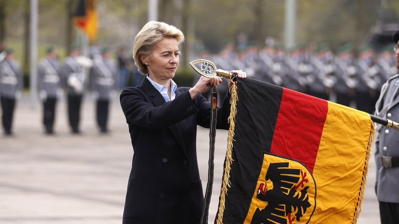 Der Vorwurf der Führungsschwäche wurde für Ursula von der Leyen zum Bumerang - jetzt hat sie sich entschuldigt. Der Vorwurf der Führungsschwäche wurde für Ursula von der Leyen zum Bumerang - jetzt hat sie sich entschuldigt.