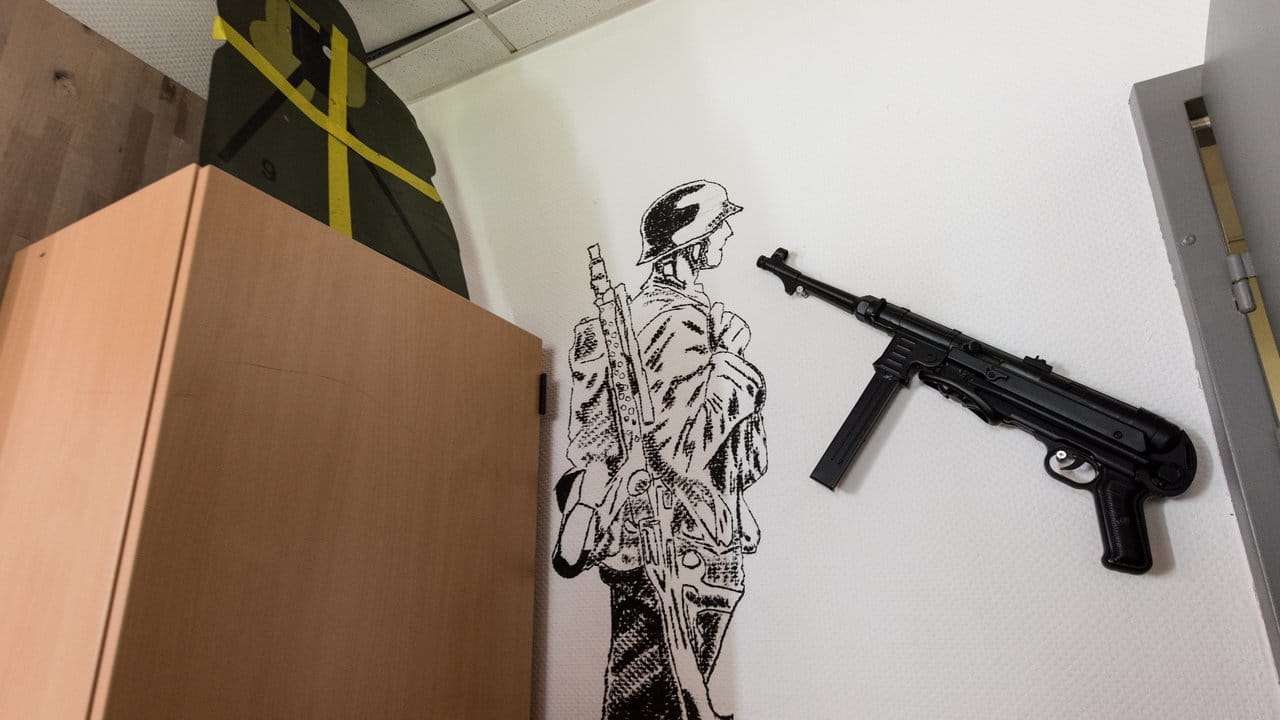 Im Aufenthaltsraum des Jägerbataillons 291 hängt eine Maschinenpistole MP42 an der Wand. Im Aufenthaltsraum des Jägerbataillons 291 hängt eine Maschinenpistole MP42 an der Wand.