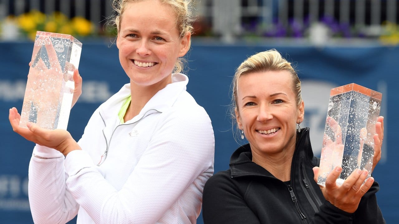 Anna-Lena Grönefeld (l) und die Tschechin Kveta Peschke feiern den Turniersieg in der Doppel-Konkurrenz.