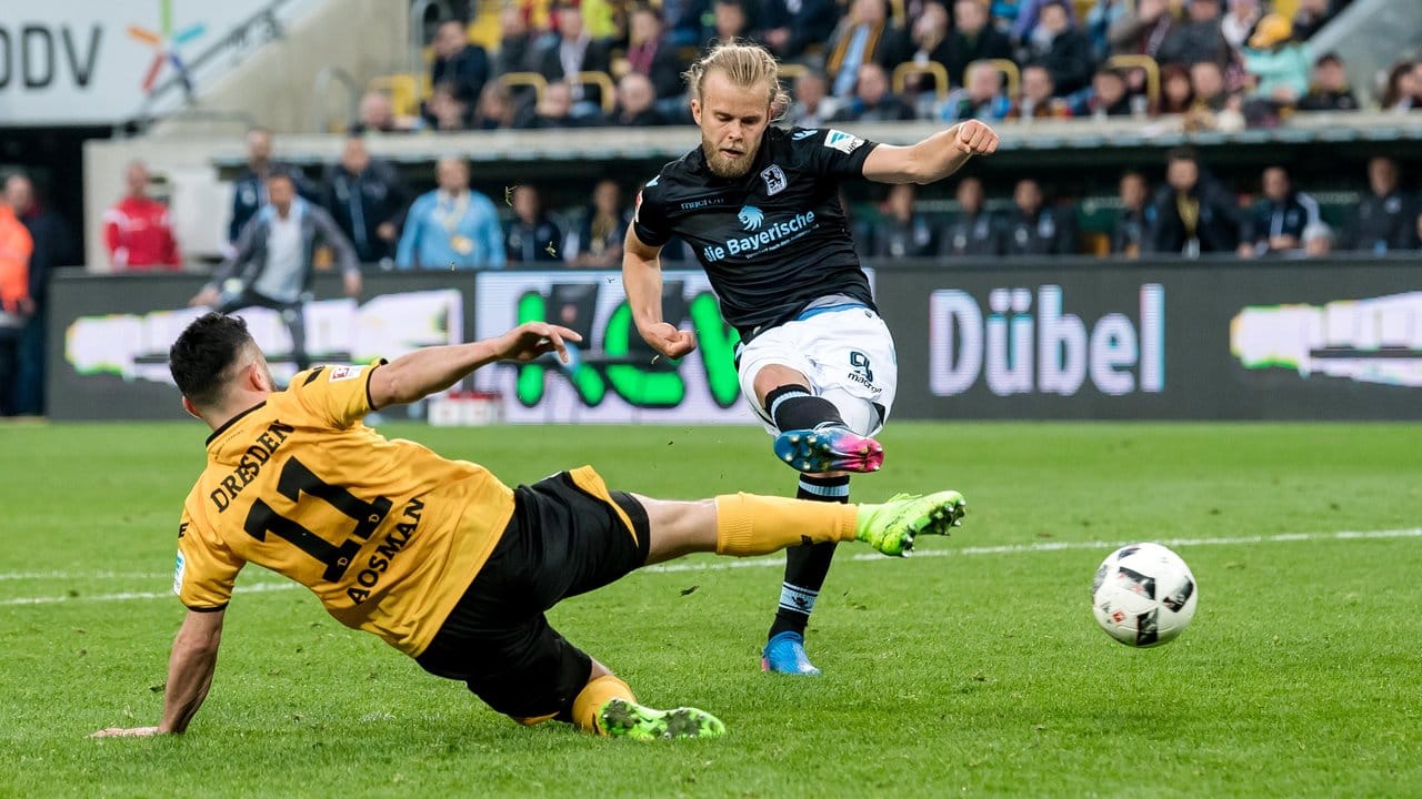 Christian Gytkjaer (hinten) trifft gegen Dresdens Aias Aosman zum 1:0 für 1860 München.