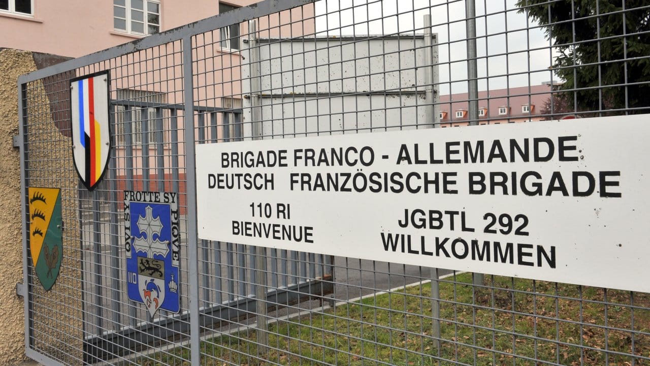 Im baden-württembergischen Standort Donaueschingen wurde eine Vitrine mit Wehrmachts-Stahlhelmen entdeckt. Im baden-württembergischen Standort Donaueschingen wurde eine Vitrine mit Wehrmachts-Stahlhelmen entdeckt.