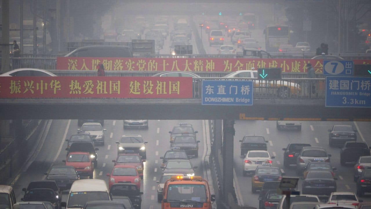 Verkehr in Peking: Die Massenmotorisierung schnürt Chinas Metropolen die Luft ab. Verkehr in Peking: Die Massenmotorisierung schnürt Chinas Metropolen die Luft ab.