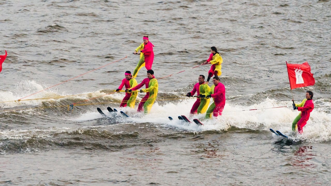 Wasserskifahrer beim Hafengeburtstag mit Hamburgflaggen.