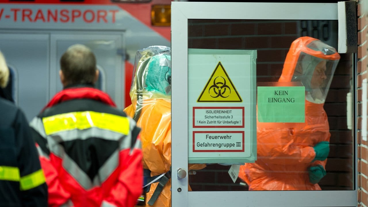 Ein an Ebola erkrankter Patient wird zur Isolierstation der Uniklinik in Frankfurt am Main. Ein an Ebola erkrankter Patient wird zur Isolierstation der Uniklinik in Frankfurt am Main.