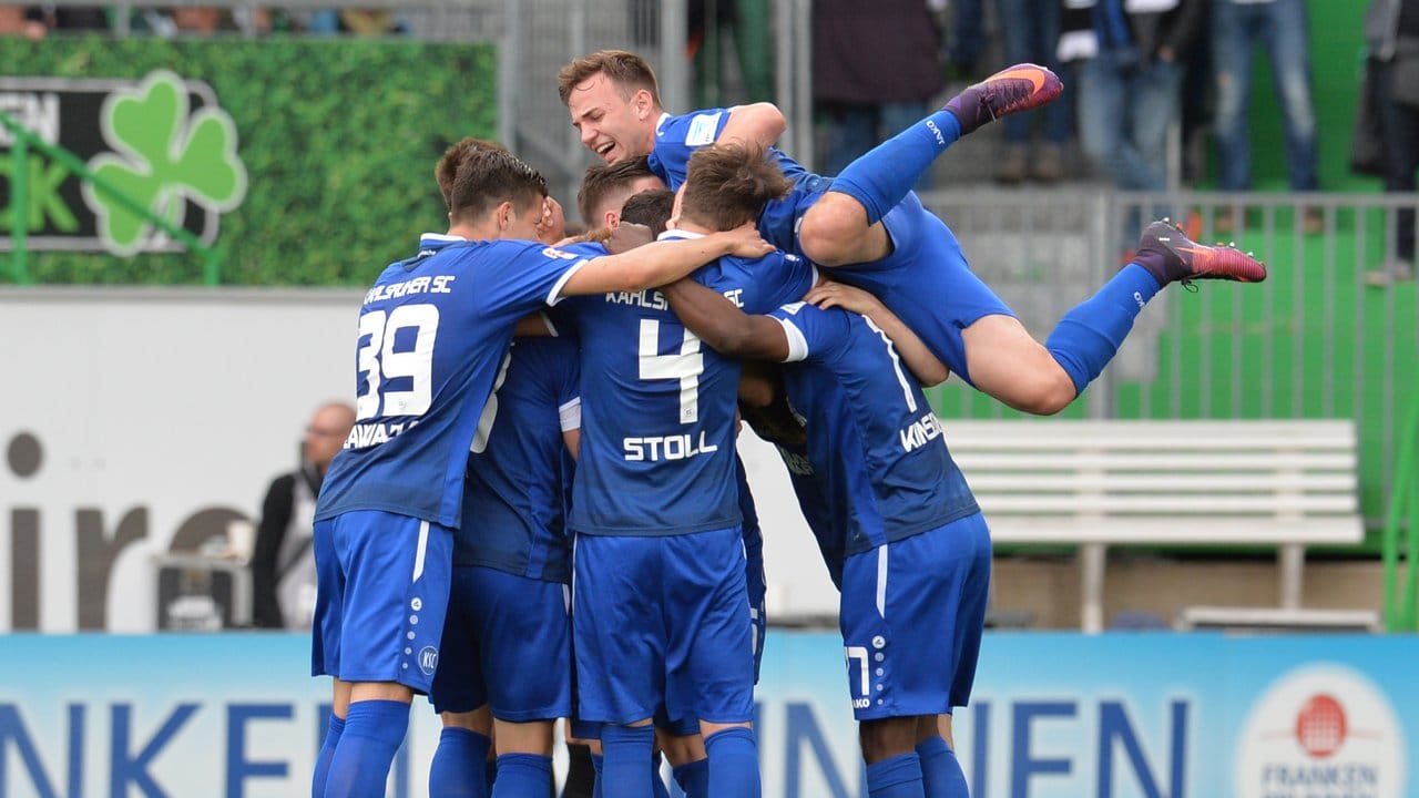 Die Karlsruher Spieler jubeln über das späte Tor zum 1:0-Sieg bei Greuther Fürth.