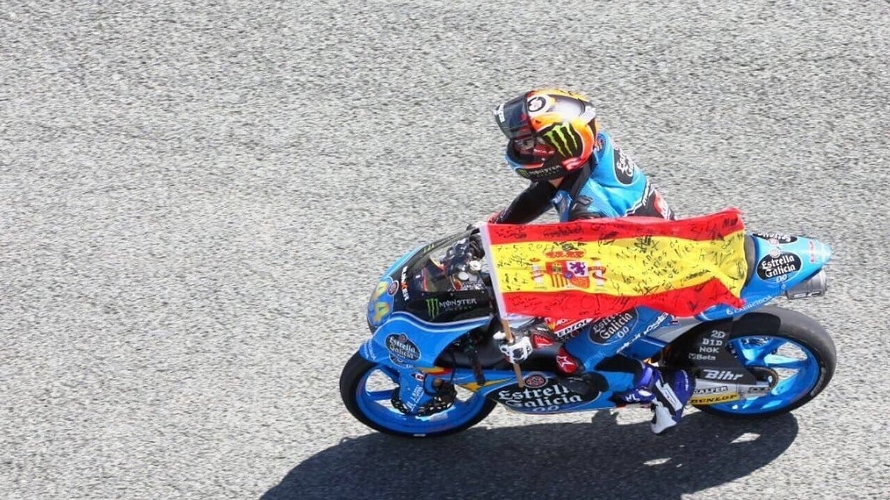 Der erst 17-jährige Spanier Aron Canet feiert seinen Sieg in Jerez.