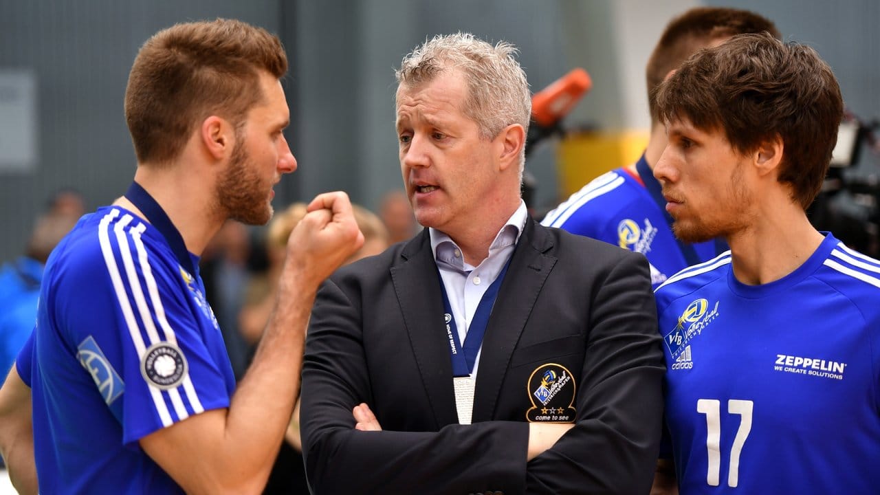 Friedrichshafens Trainer Vital Heynen (M) spricht nach der Niederlage mit seinen Spielern.