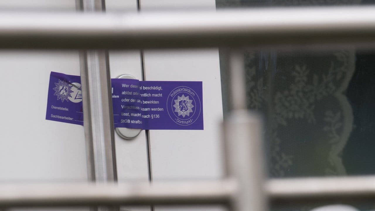 Ein Siegel der Polizei am Tatort in Arnsberg. Ein Siegel der Polizei am Tatort in Arnsberg.