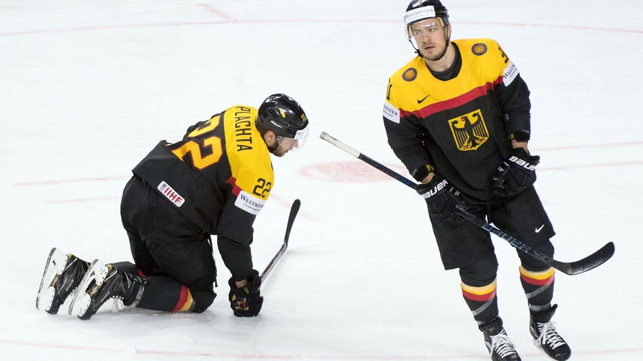 Die deutschen Eishockeyspieler Matthias Platcha (l) und Moritz Müller reagieren nach einem weiteren Tor für Russland.