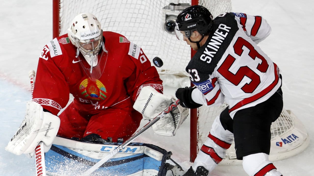 Kanadas Jeff Skinner (r) macht gegen Weißrusslands Goalie Michail Karnautschow ein Tor.