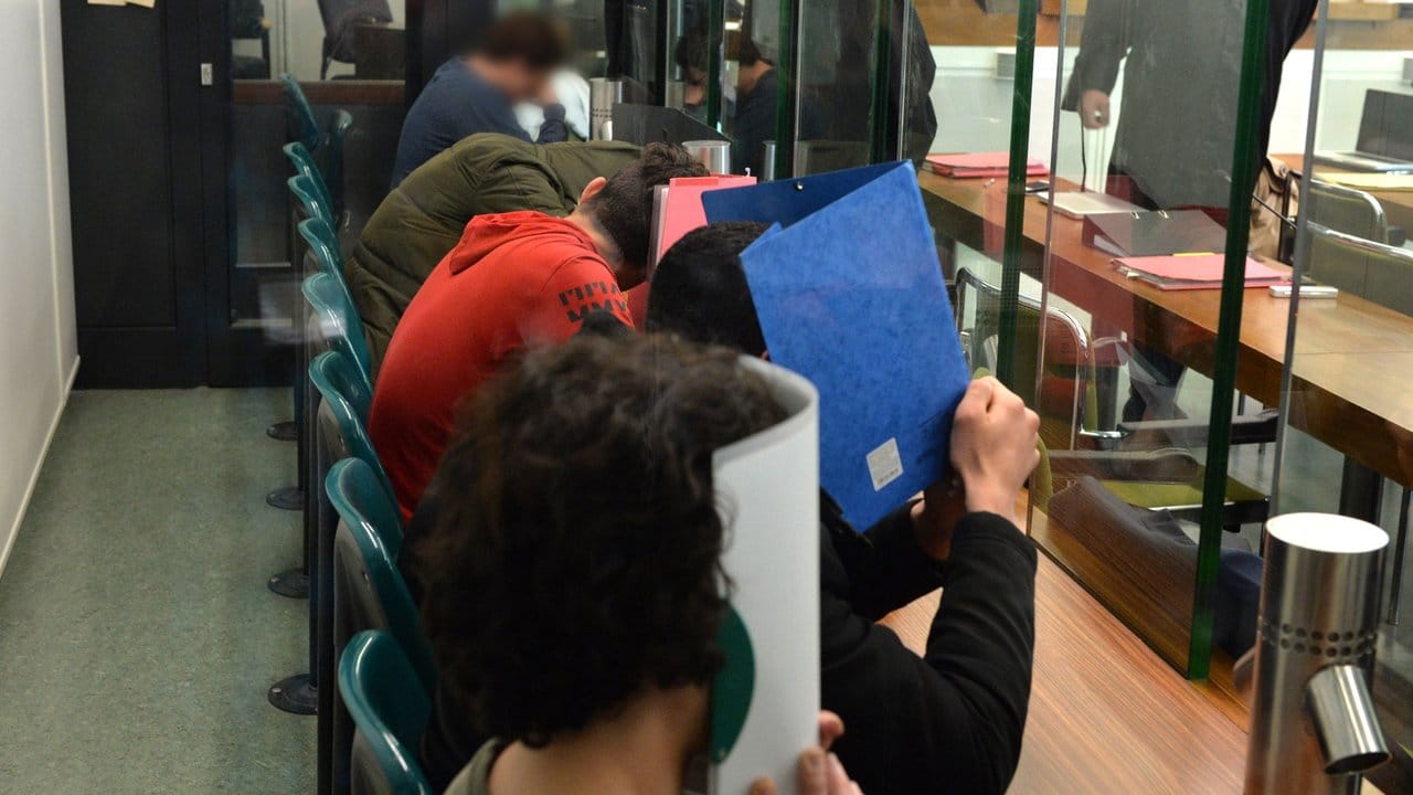 Die Angeklagten in einem Sitzungssaal des Berliner Landgerichts. Die Angeklagten in einem Sitzungssaal des Berliner Landgerichts.