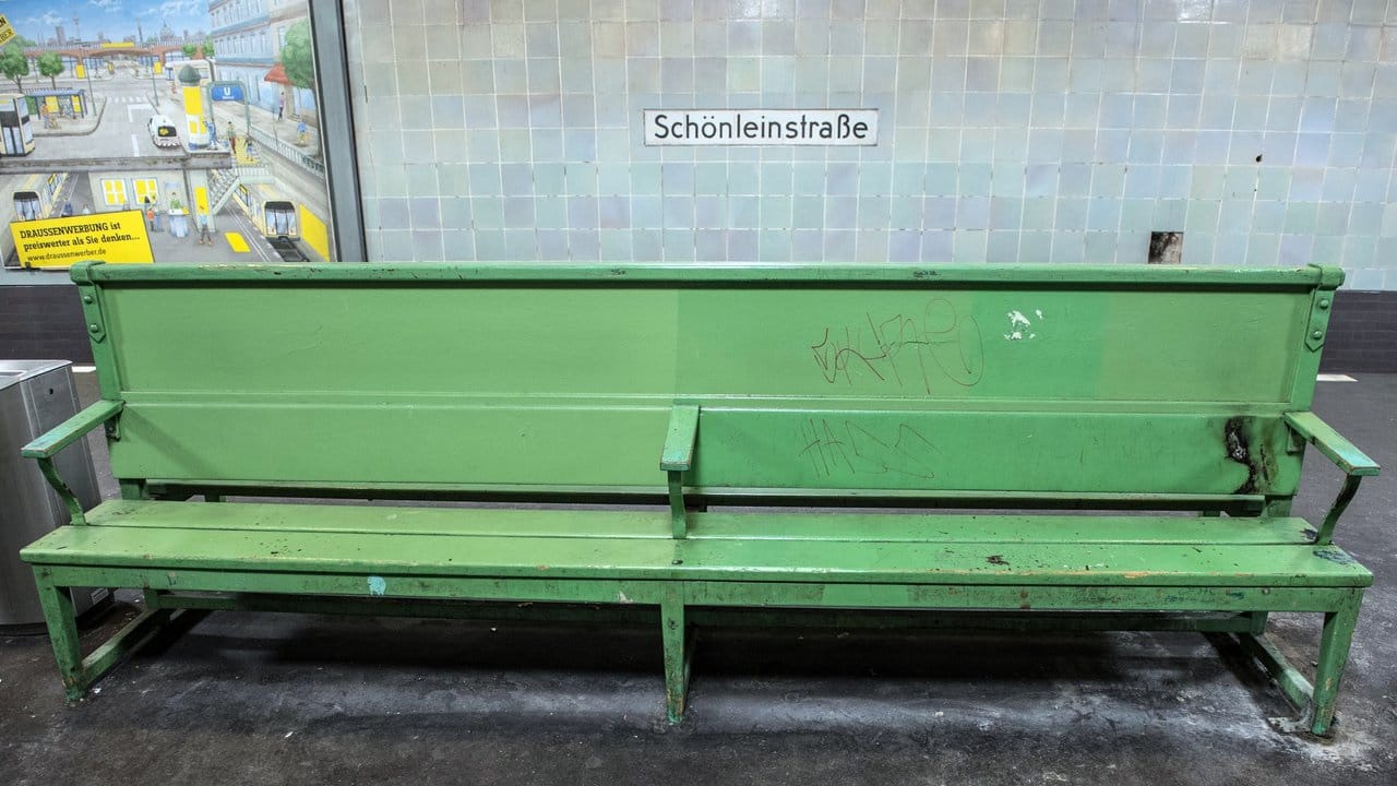Eine Bank auf dem Bahnsteig des Berliner U-Bahnhofs Schönleinstraße. Eine Bank auf dem Bahnsteig des Berliner U-Bahnhofs Schönleinstraße.