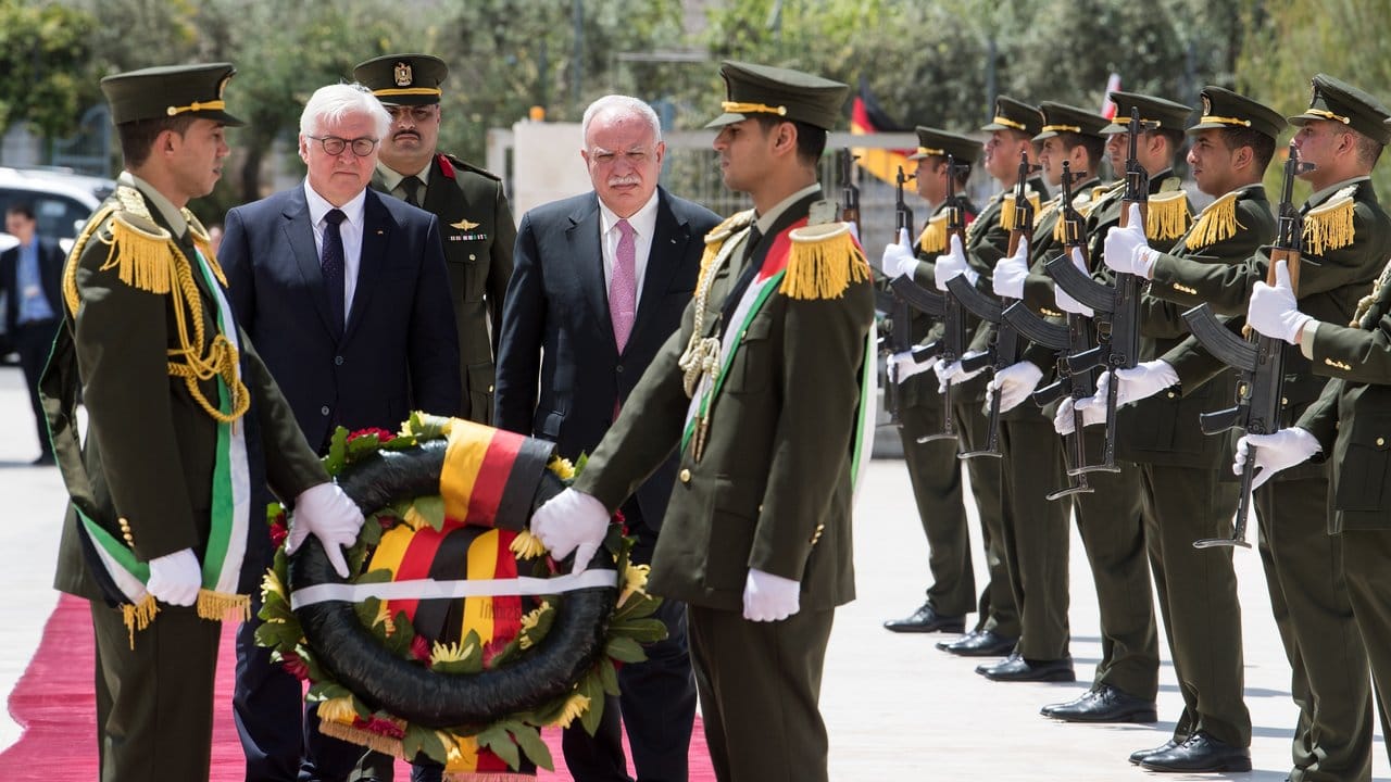 Steinmeier legt in Anwesenheit des Außenministers der Palästinensischen Gebiete, Riad al Malki (4. Steinmeier legt in Anwesenheit des Außenministers der Palästinensischen Gebiete, Riad al Malki (4.