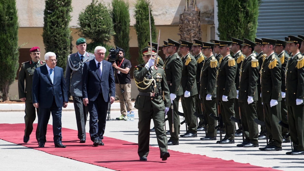 Bundespräsident Steinmeier wird in Ramallah mit einer Ehrenformation begrüßt. Bundespräsident Steinmeier wird in Ramallah mit einer Ehrenformation begrüßt.