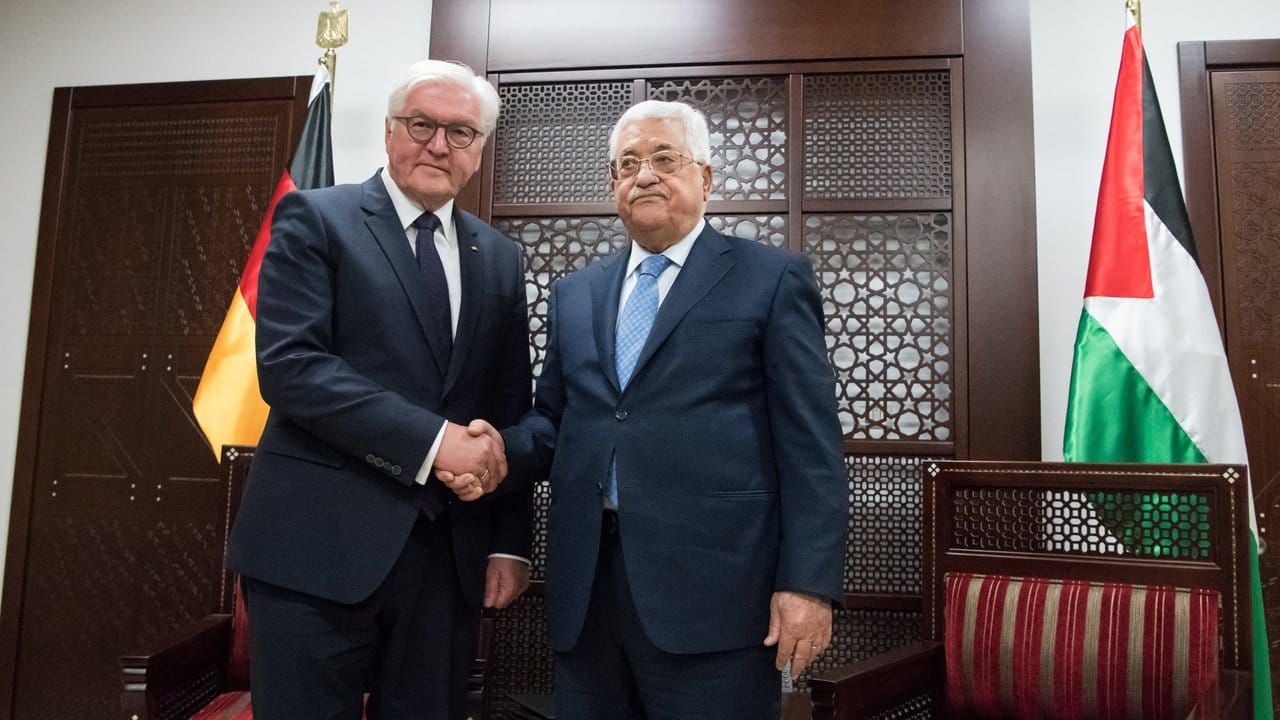 Bundespräsident Steinmeier (l) bei einem Treffen mit Palästinenserpräsident Mahmud Abbas in Ramallah. Bundespräsident Steinmeier (l) bei einem Treffen mit Palästinenserpräsident Mahmud Abbas in Ramallah.