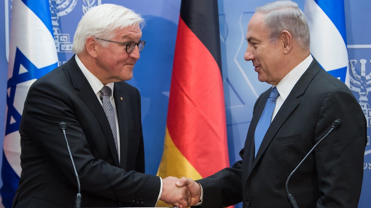 Vor seinem Besuch in den Palästinensischen Gebieten traf sich Steinmeier mit dem israelischen Ministerpräsidenten Benjamin Netanjahu in Jerusalem. Vor seinem Besuch in den Palästinensischen Gebieten traf sich Steinmeier mit dem israelischen Ministerpräsidenten Benjamin Netanjahu in Jerusalem.