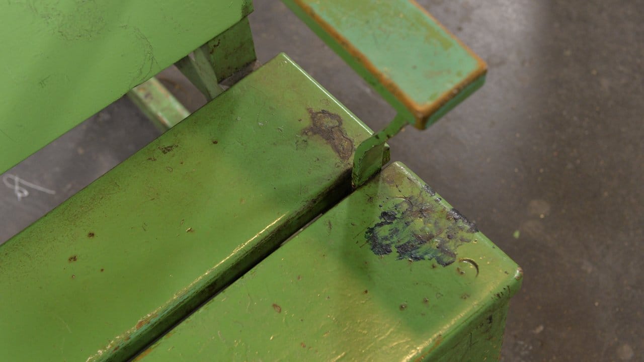 Rußspuren auf einer Sitzbank im U-Bahnhof Schönleinstraße. Rußspuren auf einer Sitzbank im U-Bahnhof Schönleinstraße.