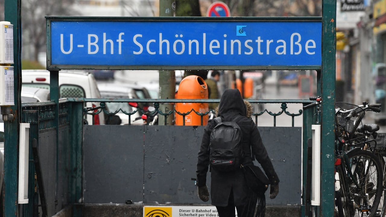 Eingang zur U-Bahnstation an der Schönleinstraße in Berlin. Eingang zur U-Bahnstation an der Schönleinstraße in Berlin.