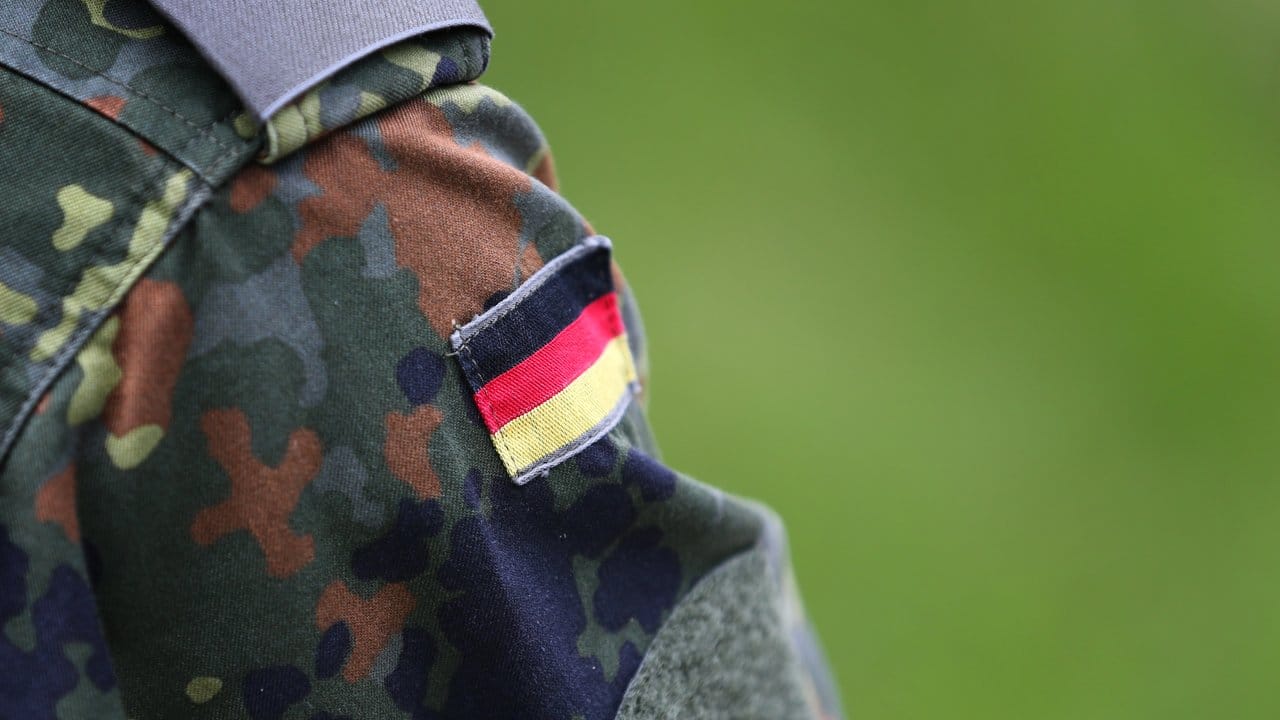 Die Ermittlungen um einen terrorverdächtigen Offizier bei der Bundeswehr weiten sich aus. Die Ermittlungen um einen terrorverdächtigen Offizier bei der Bundeswehr weiten sich aus.