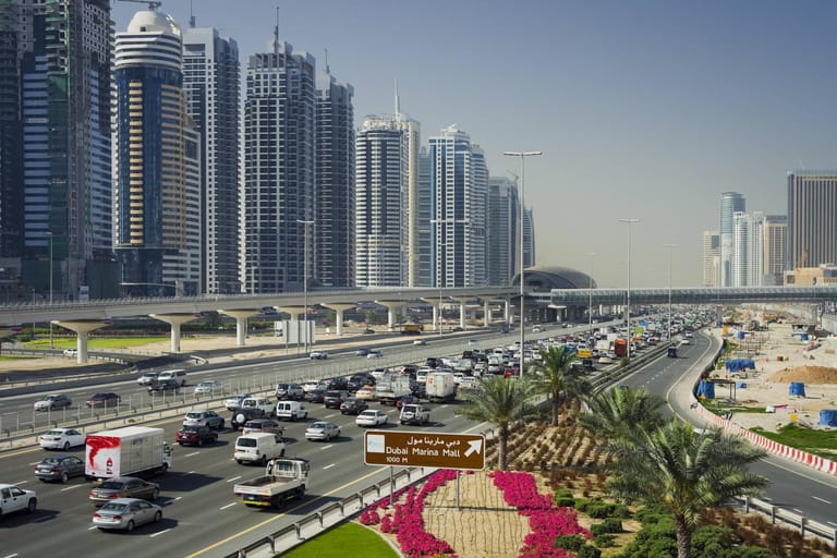 Der Stau, wie hier auf der Sheik Zayed Road ist in der arabischen Metropole ein tägliches Problem.