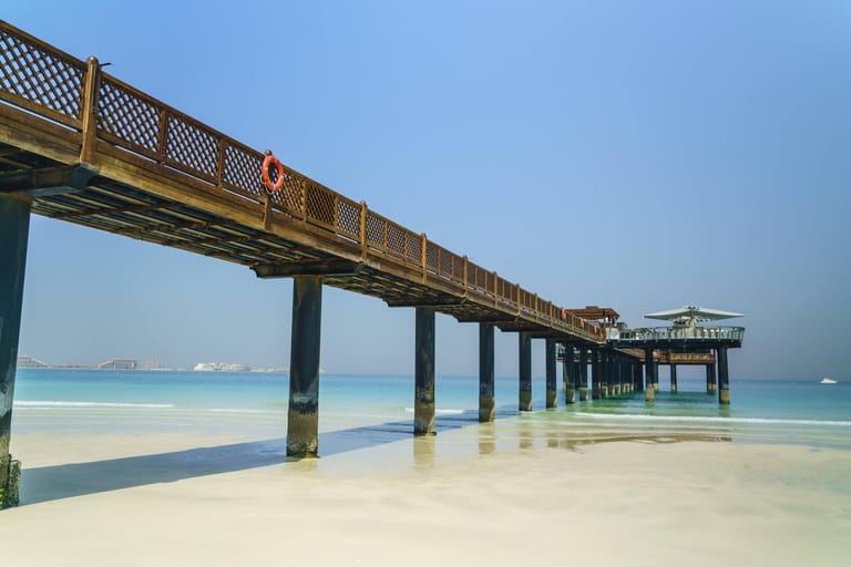 Einer der Hauptgründe für Dubai-Touristen: feinsandiger Strand und türkisblaues Meer.
