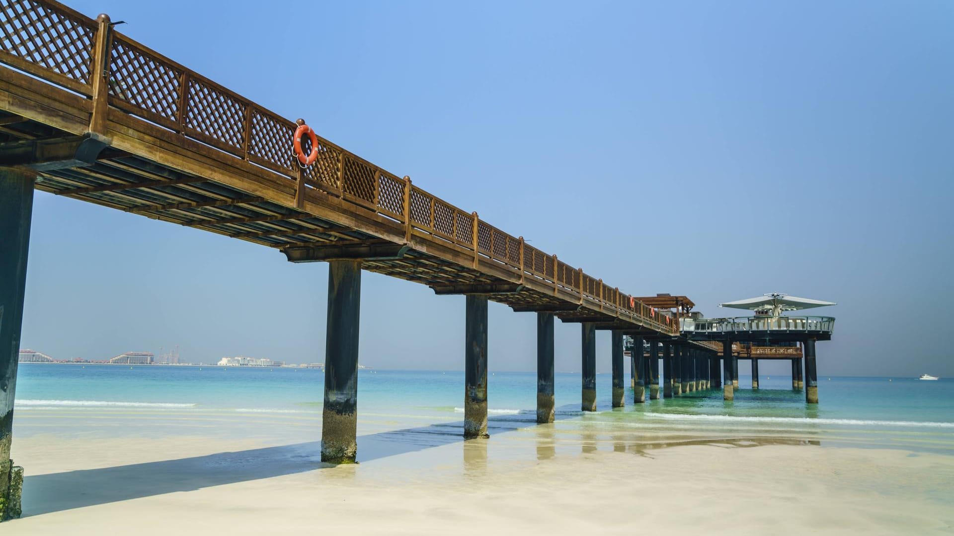 Einer der Hauptgründe für Dubai-Touristen: feinsandiger Strand und türkisblaues Meer.