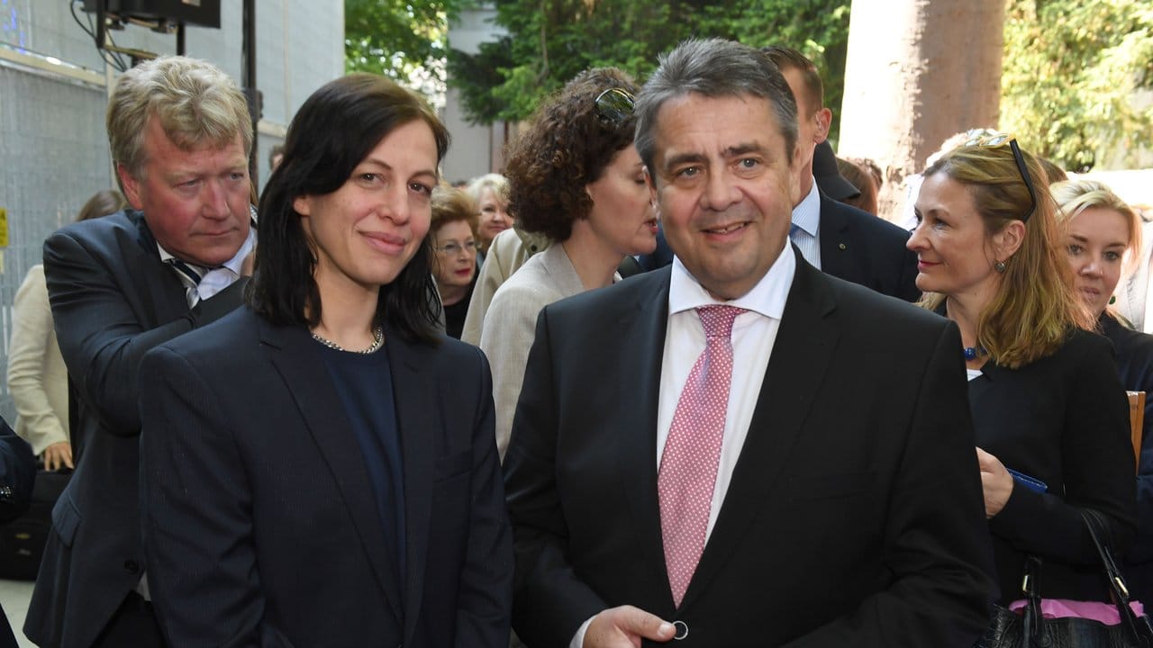 Die Künstlerin Anne Imhof und Außenminister Sigmar Gabriel (SPD) in Venedig. Die Künstlerin Anne Imhof und Außenminister Sigmar Gabriel (SPD) in Venedig.