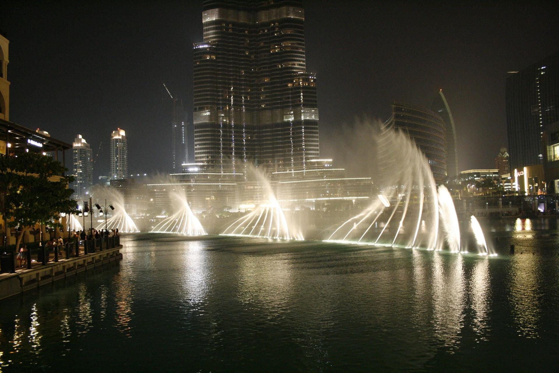Wasserspiele am Abend am höchsten Gebäude der Welt im Burj Khalifa Lake