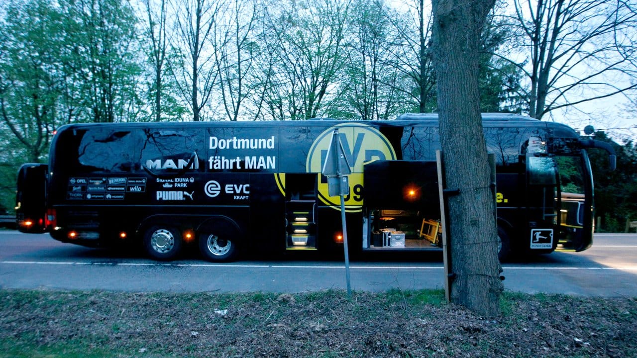 Der BVB-Bus nach dem Sprengstoffanschlag an einer Straße in Dortmund. Der BVB-Bus nach dem Sprengstoffanschlag an einer Straße in Dortmund.