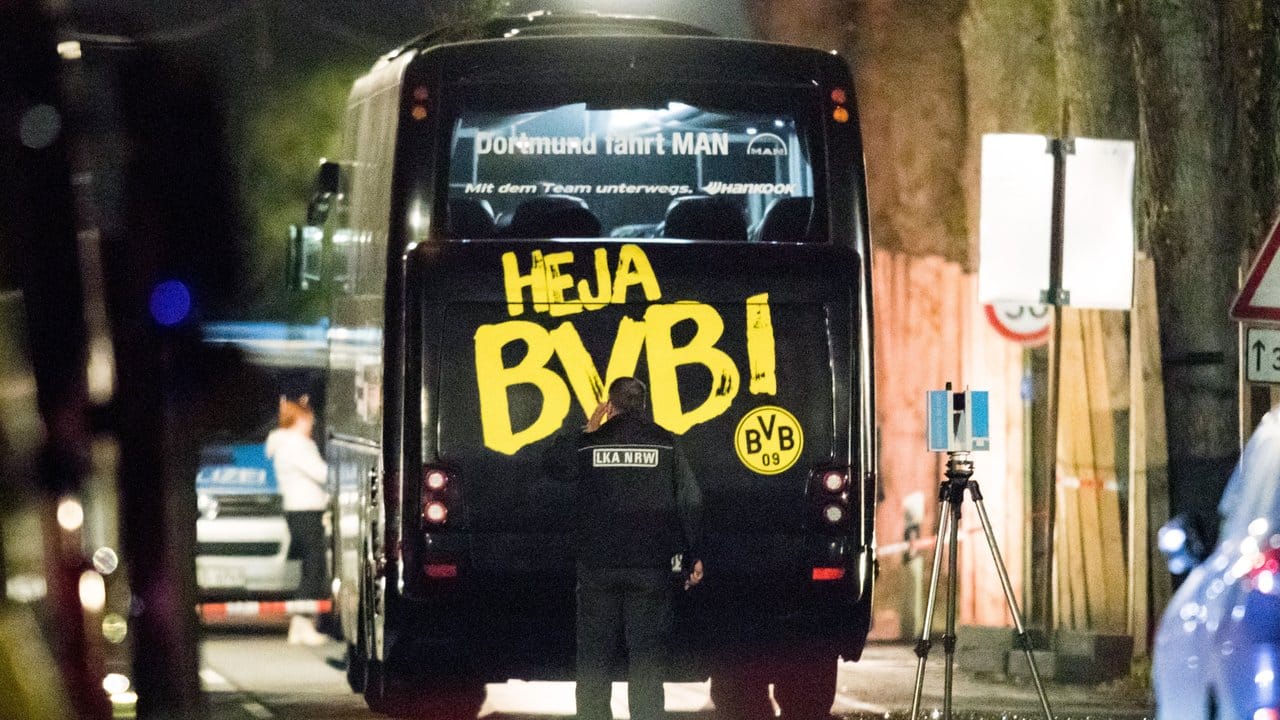 Der Mannschaftsbus der Fußballmannschaft von Borussia Dortmund. Der Mannschaftsbus der Fußballmannschaft von Borussia Dortmund.