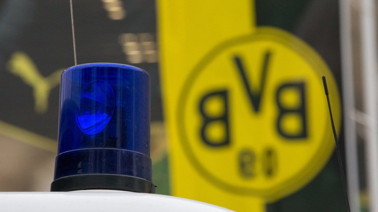 Bei dem Anschlag waren drei Sprengsätze mit Metallstiften nahe dem Mannschaftsbus von Borussia Dortmund detoniert. Bei dem Anschlag waren drei Sprengsätze mit Metallstiften nahe dem Mannschaftsbus von Borussia Dortmund detoniert.
