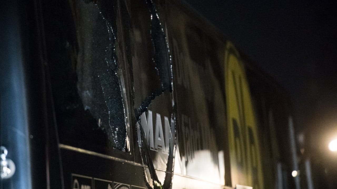 Bei dem Anschlag wurden Scheiben des Mannschaftsbusses von Borussia Dortmund zerstört. Bei dem Anschlag wurden Scheiben des Mannschaftsbusses von Borussia Dortmund zerstört.