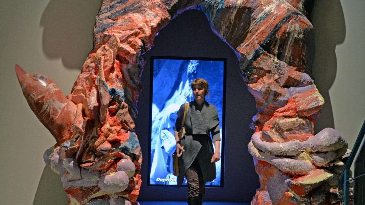 Die Installation "Grotta Profunda, Approfundita" der französischen Künstlerin Pauline Curnier in Venedig.