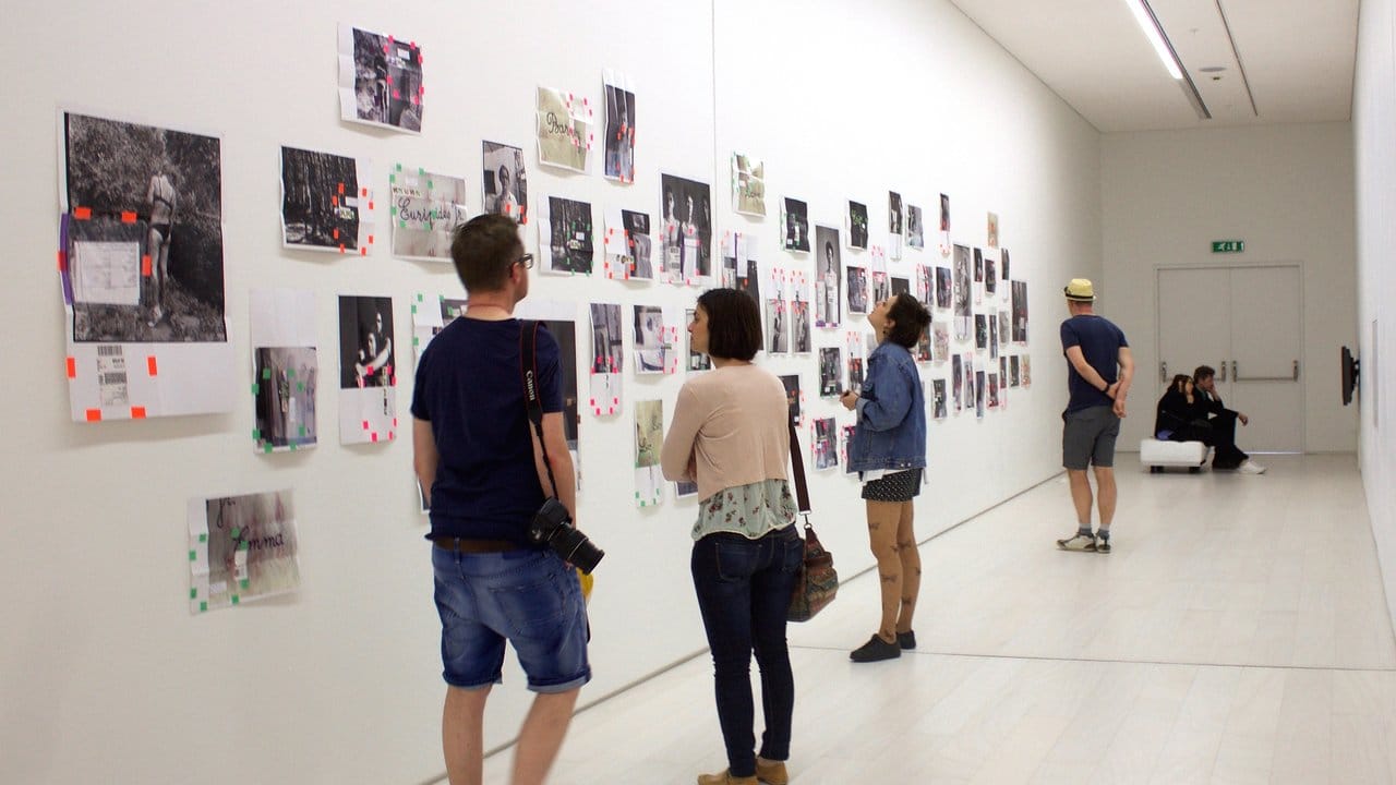 Besucher auf der Kunstausstellung documenta 14 im Nationalen Museum für Zeitgenössische Kunst (EMST) in Athen.