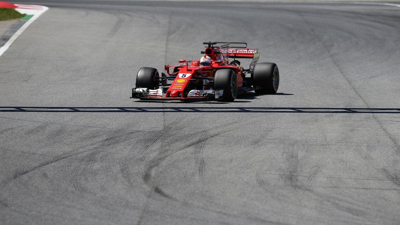 Sebastian Vettel steuert seinen Ferrari beim Training über den Kurs.